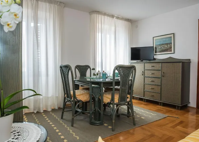 Clorinda Sea View Free Parking Apartment